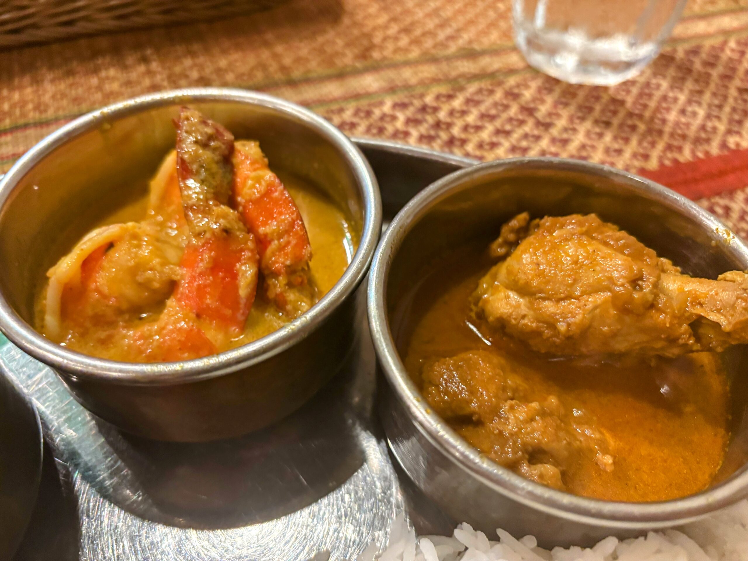 左：エビのココナッツカレー、右：チキンカレー