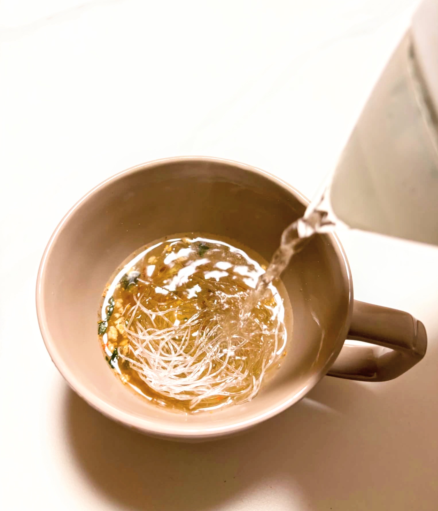 麻辣湯にお湯を注ぐ