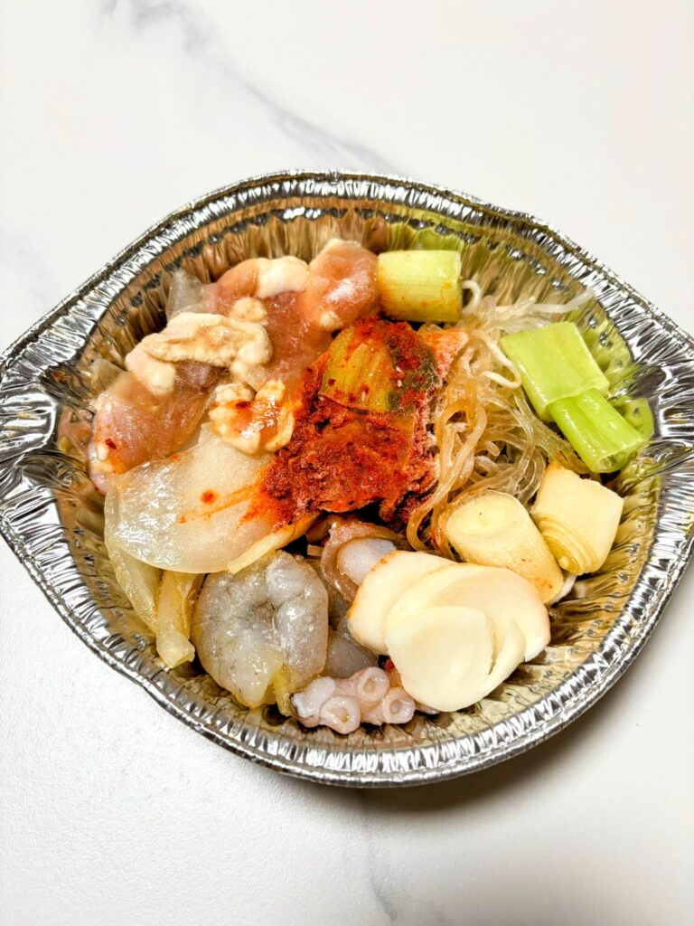 イトーヨーカドー牛ホルモンと海鮮旨辛鍋-ナッコプセ-袋から取り出した様子