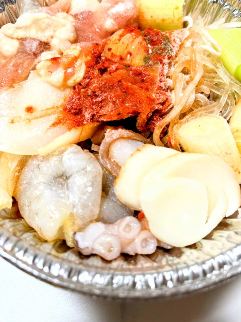 イトーヨーカドー牛ホルモンと海鮮旨辛鍋-ナッコプセ-の具材アップ写真