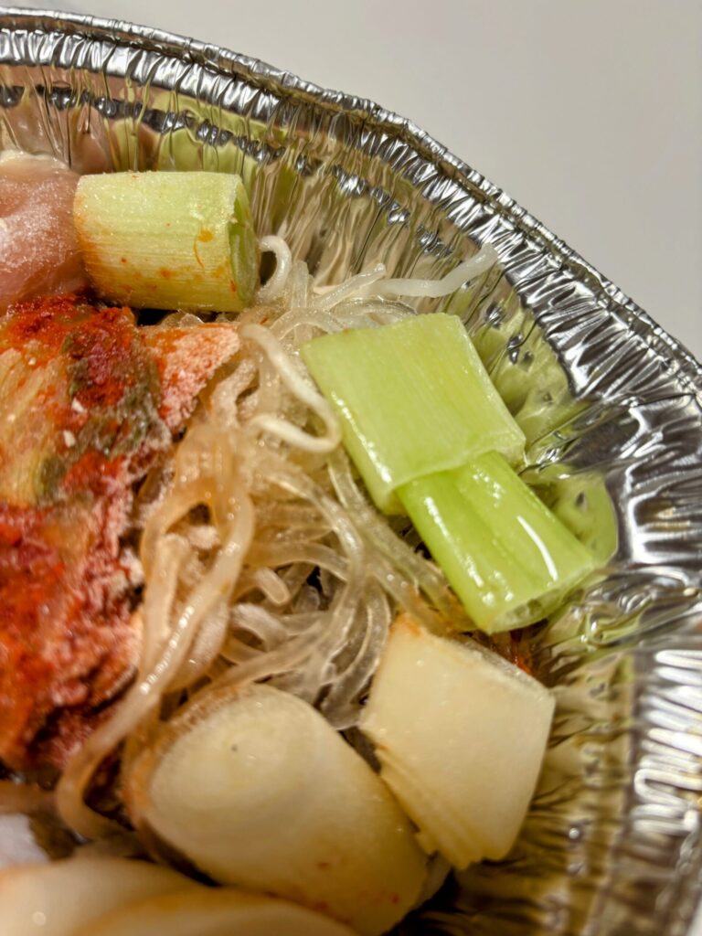 イトーヨーカドー牛ホルモンと海鮮旨辛鍋-ナッコプセ-の春雨やネギの写真