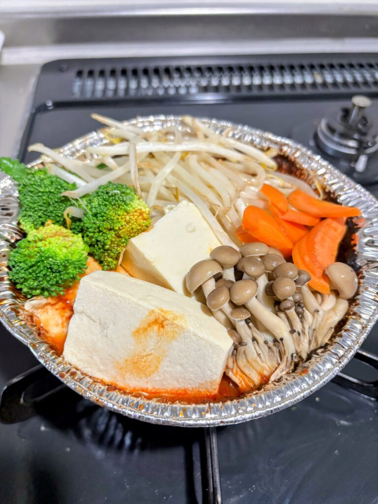 イトーヨーカドー牛ホルモンと海鮮旨辛鍋-ナッコプセ-に追具材を入れて鍋作成