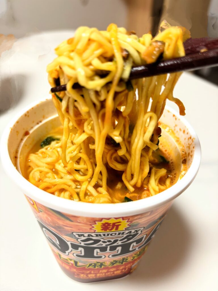 QTTAシビレ麻辣湯麺のお湯を入れた完成写真・麵を揚げる