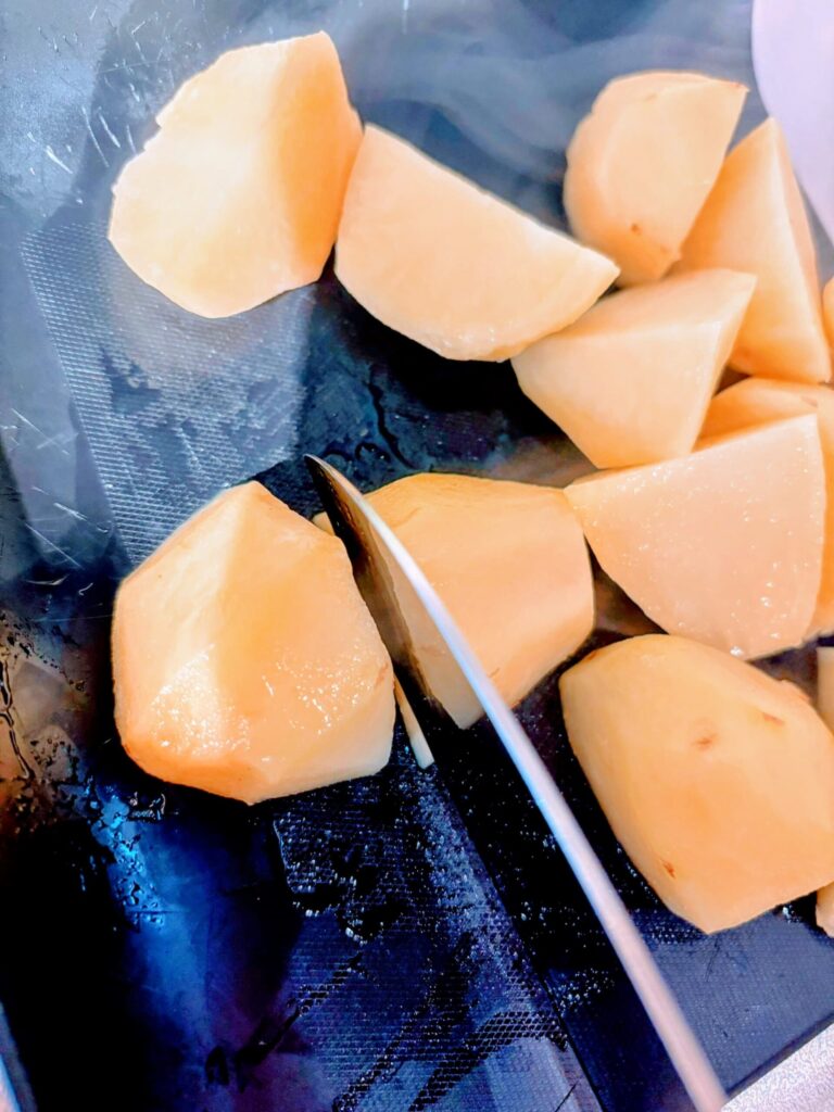 じゃがいものスパイス炒め:じゃがいもを切る