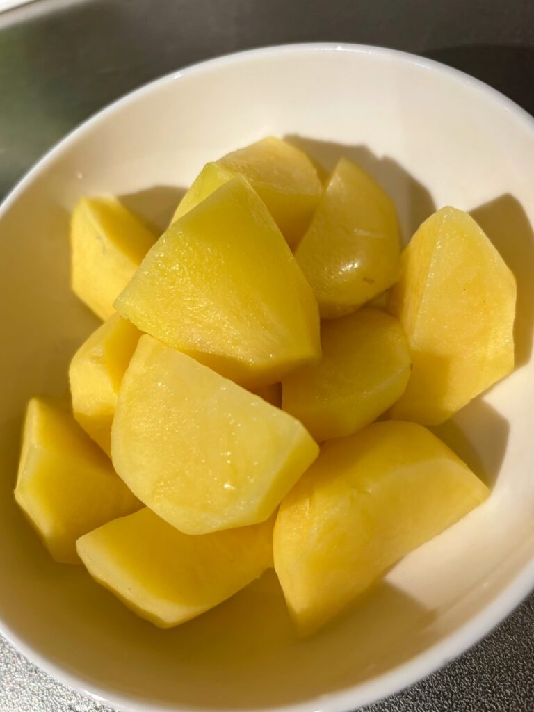 じゃがいものスパイス炒め:レンチンしたじゃがいも