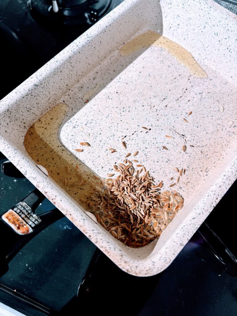 じゃがいものスパイス炒め:クミンシードをテンパリング