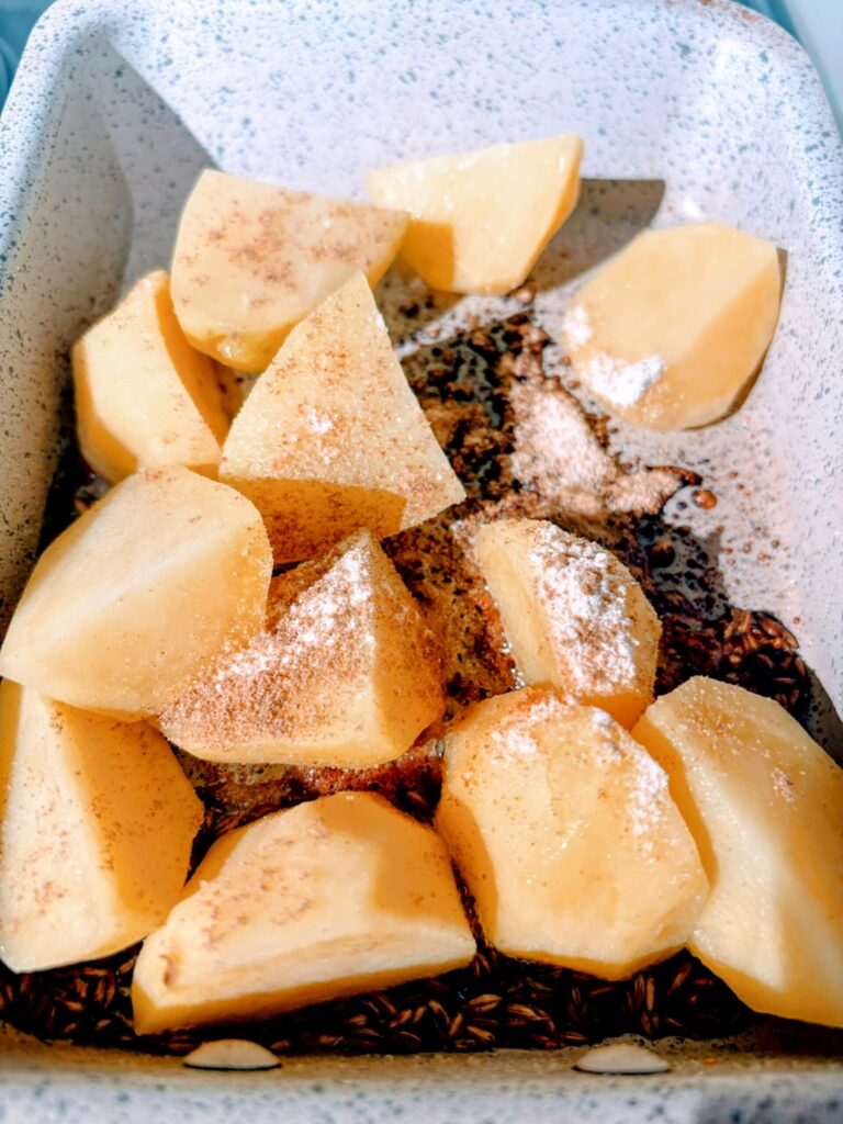 じゃがいものスパイス炒め:コンソメ、オレガノ、コリアンダーを絡める