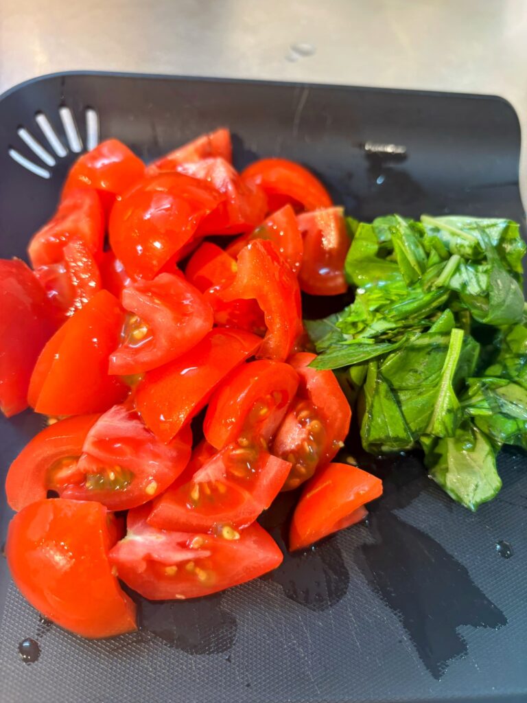 トマトとバジルのポークソテー:トマトとバジルをカットした写真