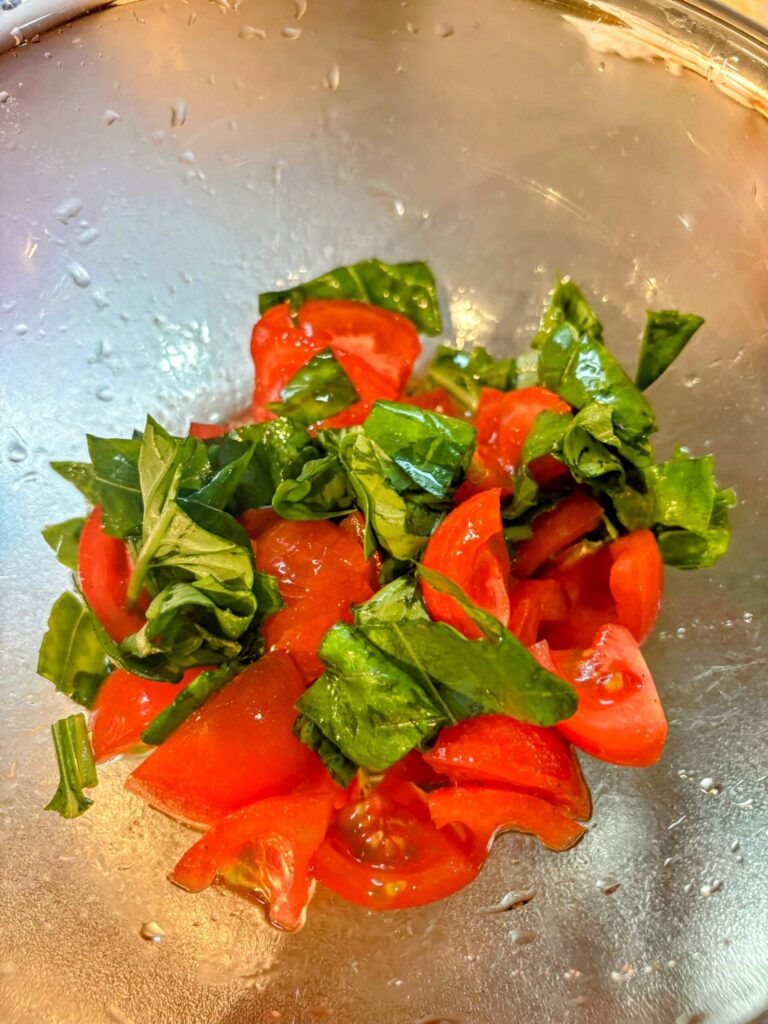 トマトとバジルのポークソテー:トマトとバジルを塩コショウとオリーブオイルで和えた写真