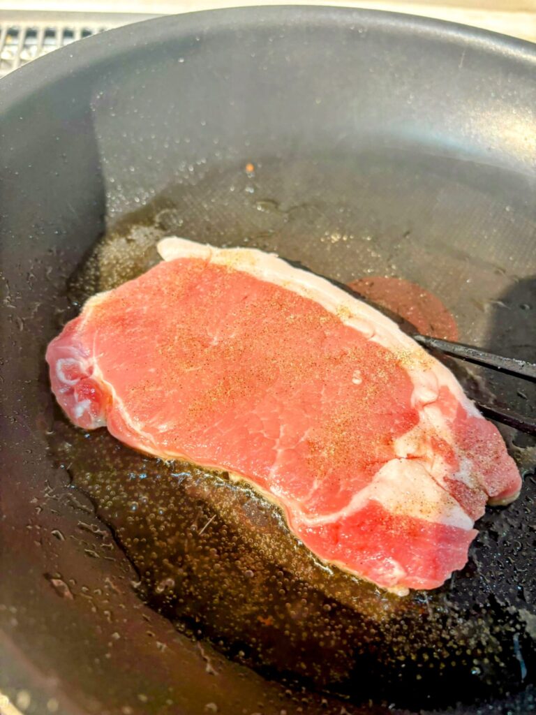 トマトとバジルのポークソテー:豚肉を焼く写真