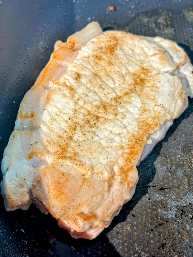 トマトとバジルのポークソテー:豚肉が焼きあがった写真