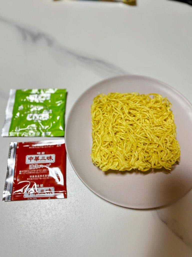 中華三昧の麻辣湯の中身。麺と袋入りスープ。