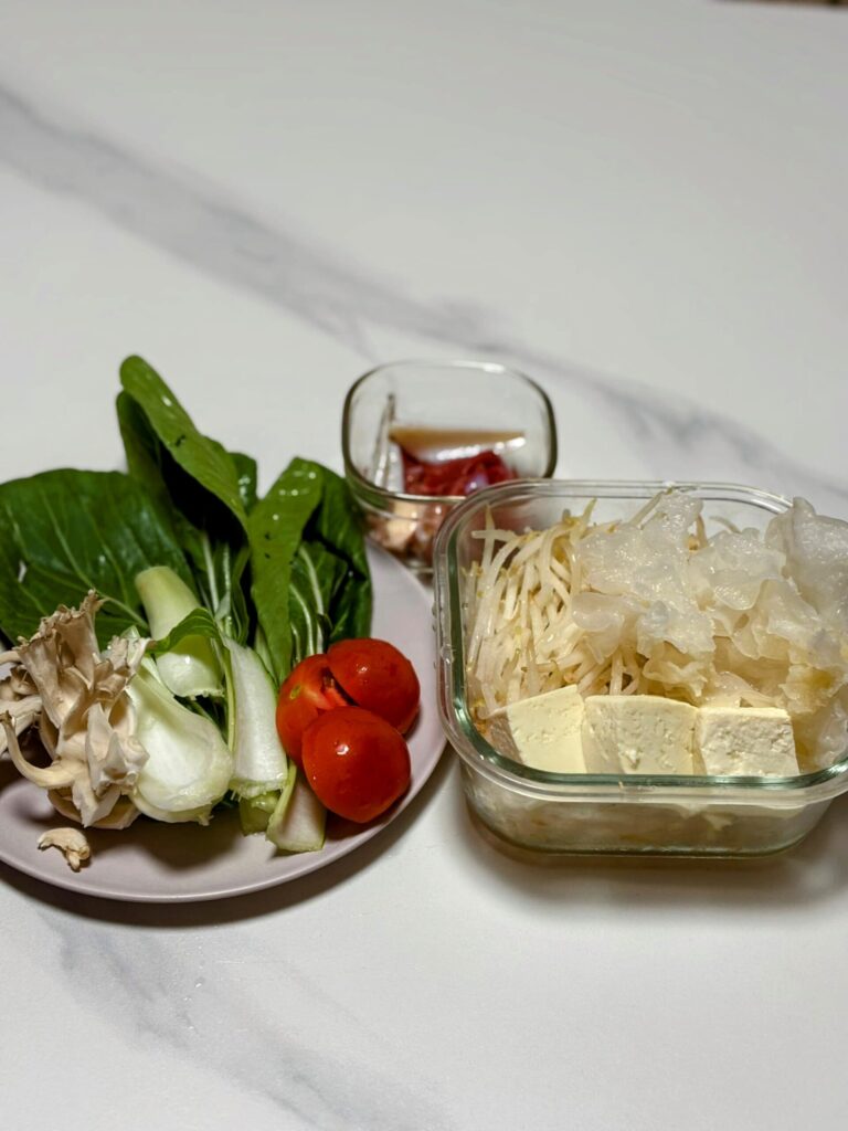 中華三昧の麻辣湯用の野菜や具材の一覧写真。