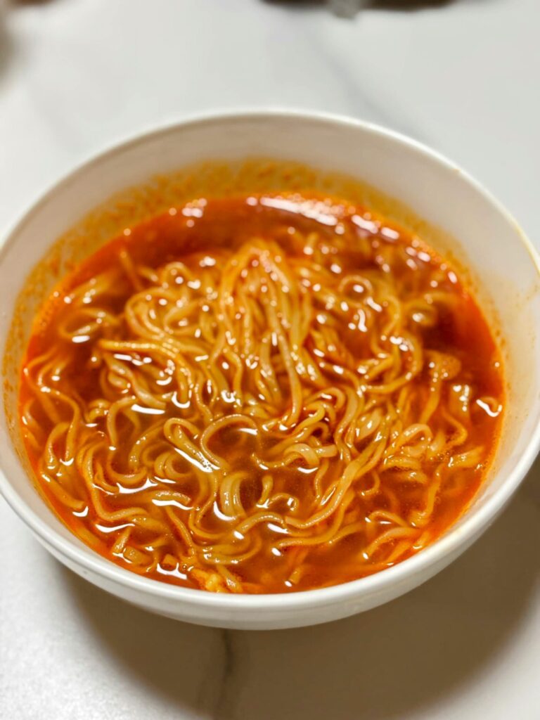 中華三昧の麻辣湯の完成写真。香辛料が香るおいしいスープとつるつる麺。