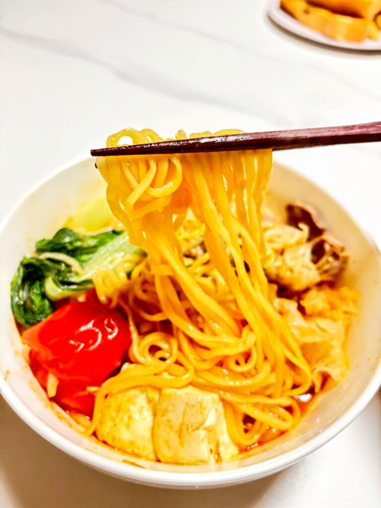 中華三昧の麻辣湯の完成状態・麺を持ち上げる写真。