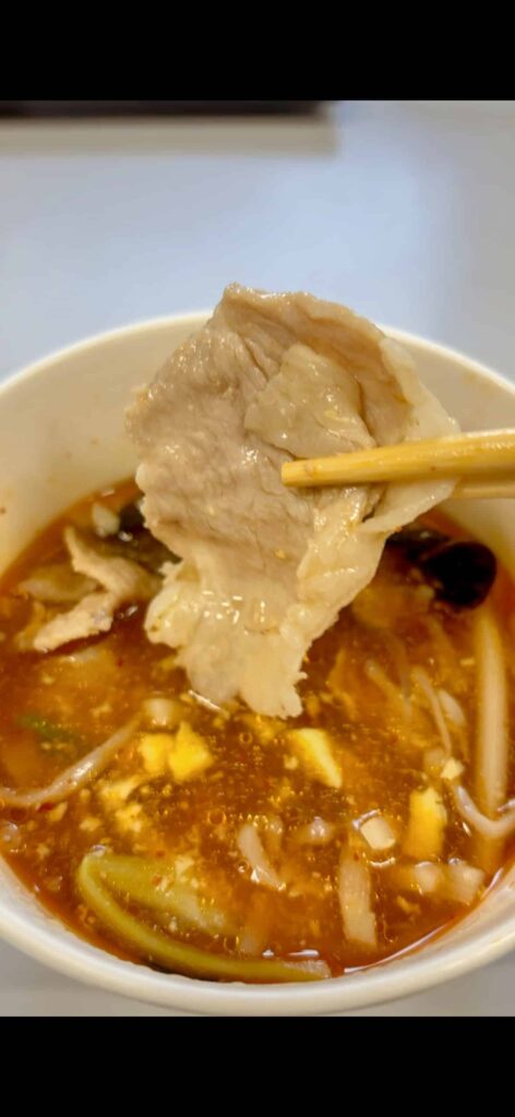 食物繊維が摂れる麻辣湯(ローソン)の豚肉の写真。