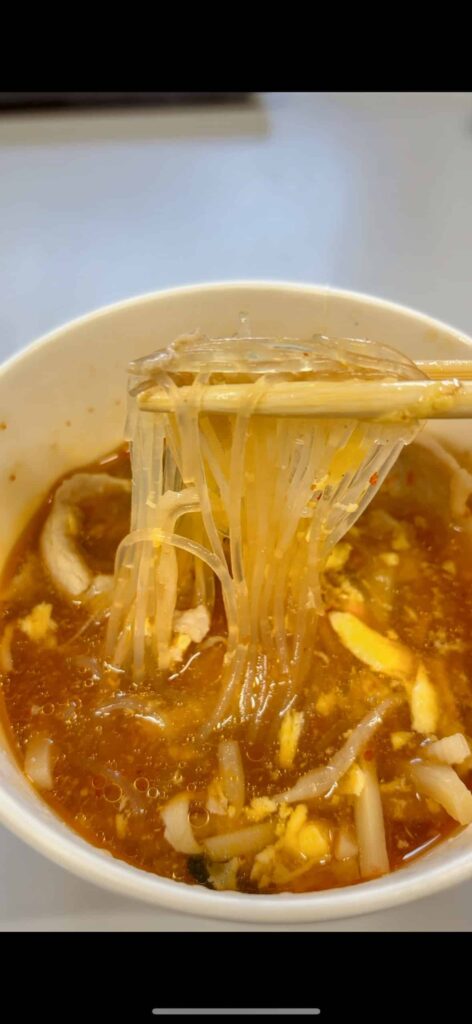 食物繊維が摂れる麻辣湯(ローソン)のつるつる春雨の写真。