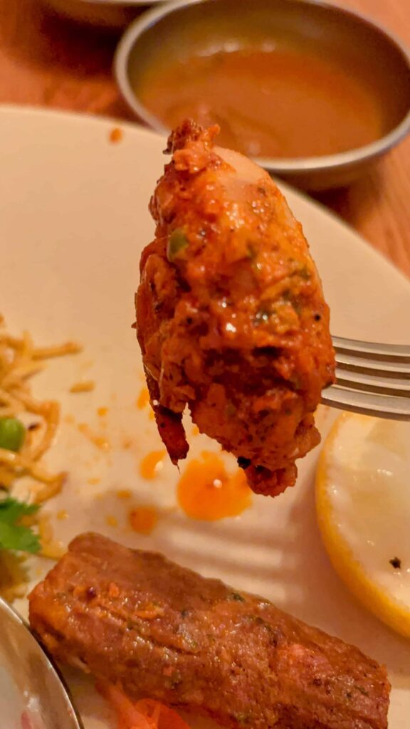 ビリヤニ東京(高田馬場)の2種のビリヤニセットのチキンティッカの写真。