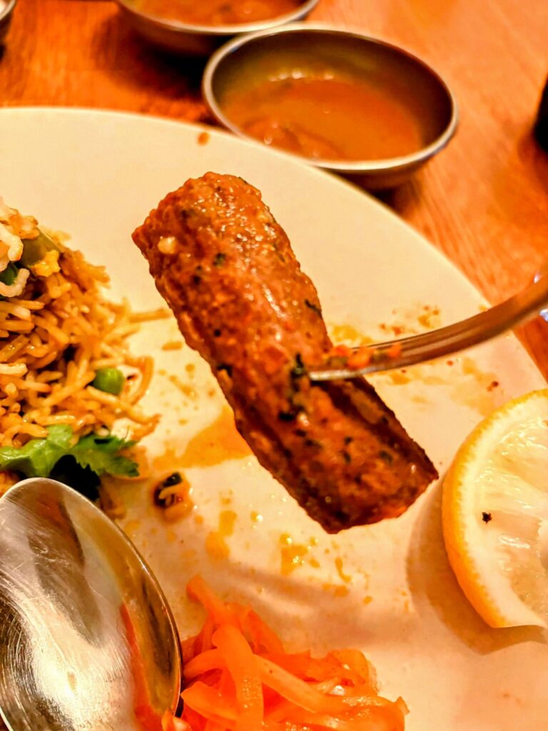 ビリヤニ東京(高田馬場)の2種のビリヤニセットのマトンソーセージの写真。