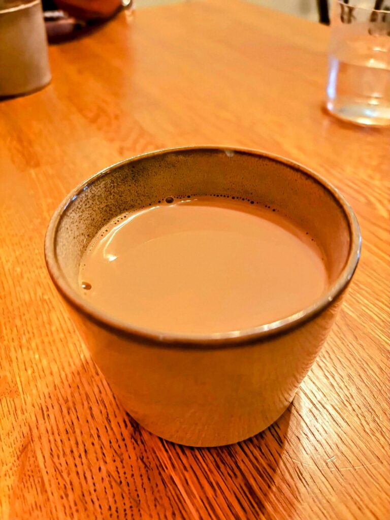 ビリヤニ東京(高田馬場)の2種のビリヤニセットのマサラチャイの写真。