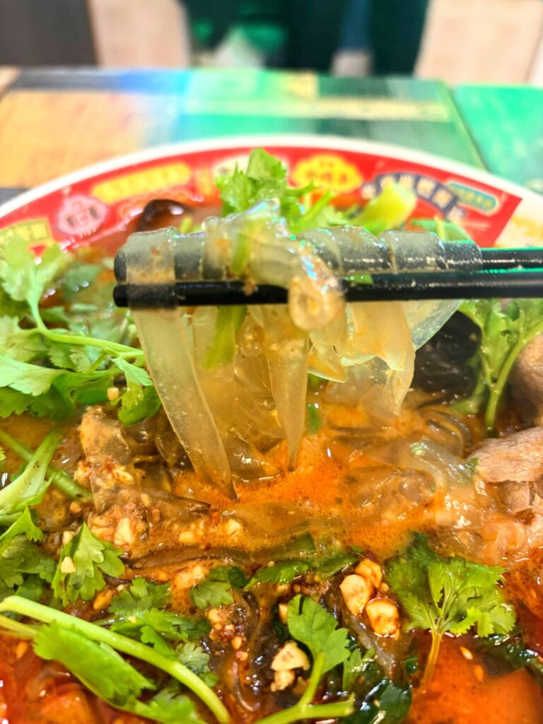 マツコの知らない世界おすすめグルメの【御徒町】好美味 麻辣湯(ハオメイウェイ)の麻辣湯のサツマイモ春雨のしゃしん。