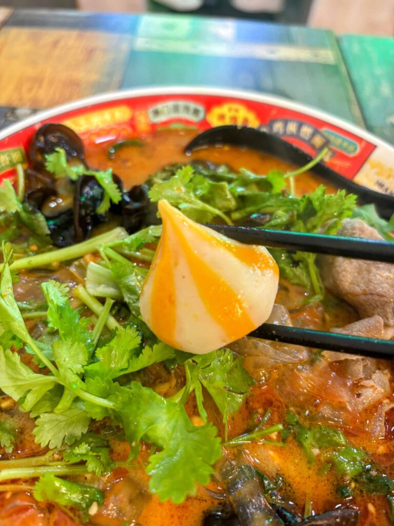 マツコの知らない世界おすすめグルメの【御徒町】好美味 麻辣湯(ハオメイウェイ)の麻辣湯の魚介包実の写真。