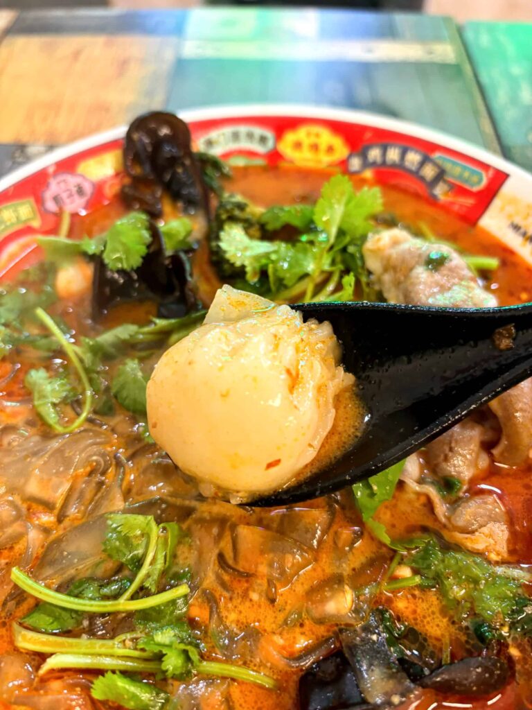 マツコの知らない世界おすすめグルメの【御徒町】好美味 麻辣湯(ハオメイウェイ)の麻辣湯のエビ餃子の写真。