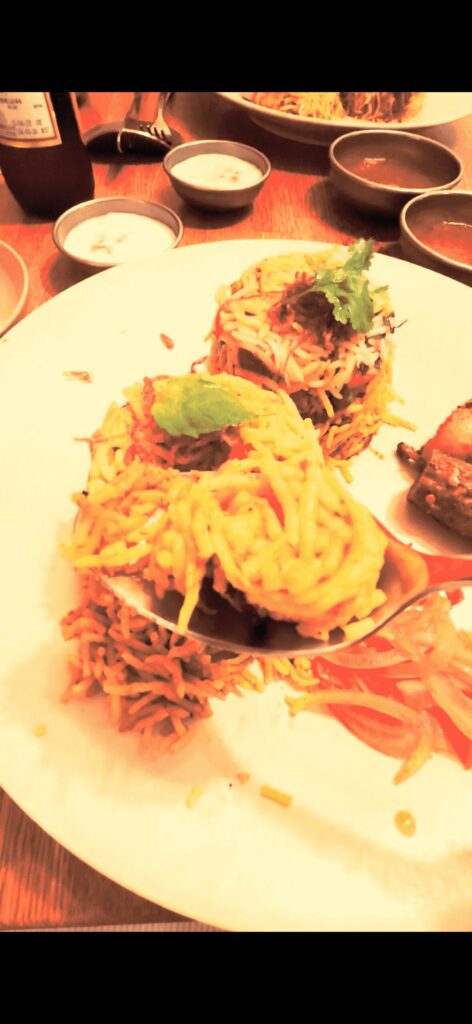 ビリヤニ東京(高田馬場)の2種のビリヤニセットのエビビリヤニの写真。