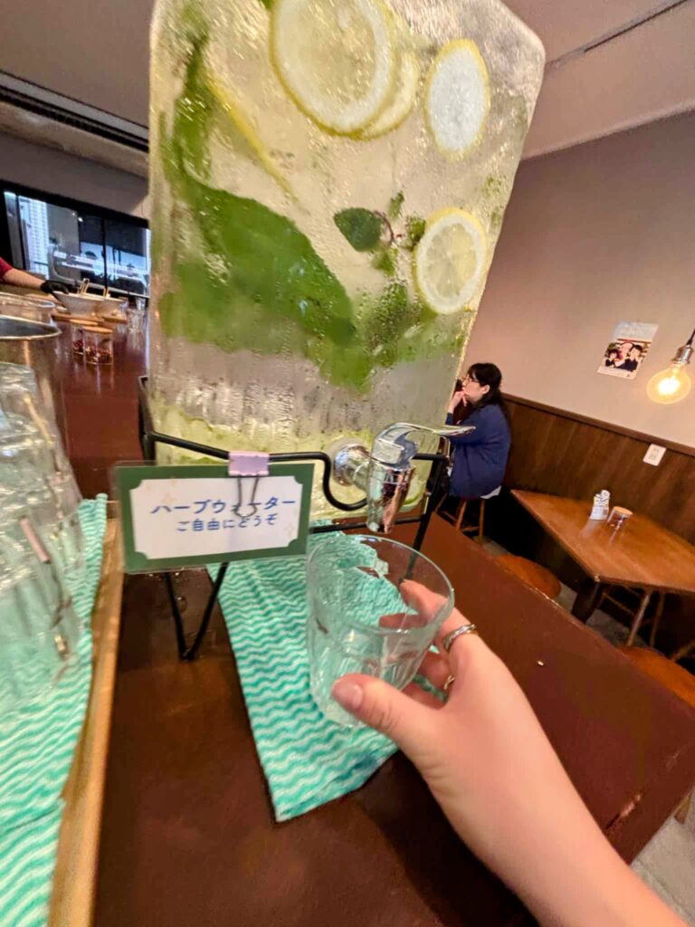 麻辣坊のフリーのハーブウォーターの写真。。