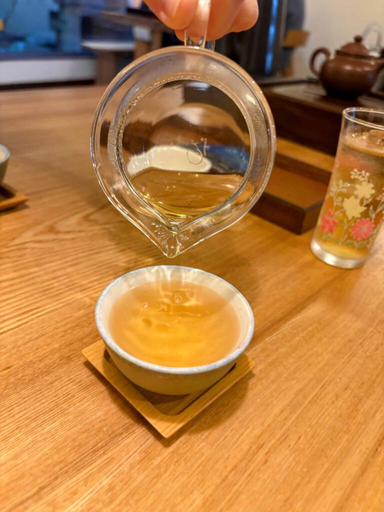 目白「一期一会」のお茶を注いでいる写真。