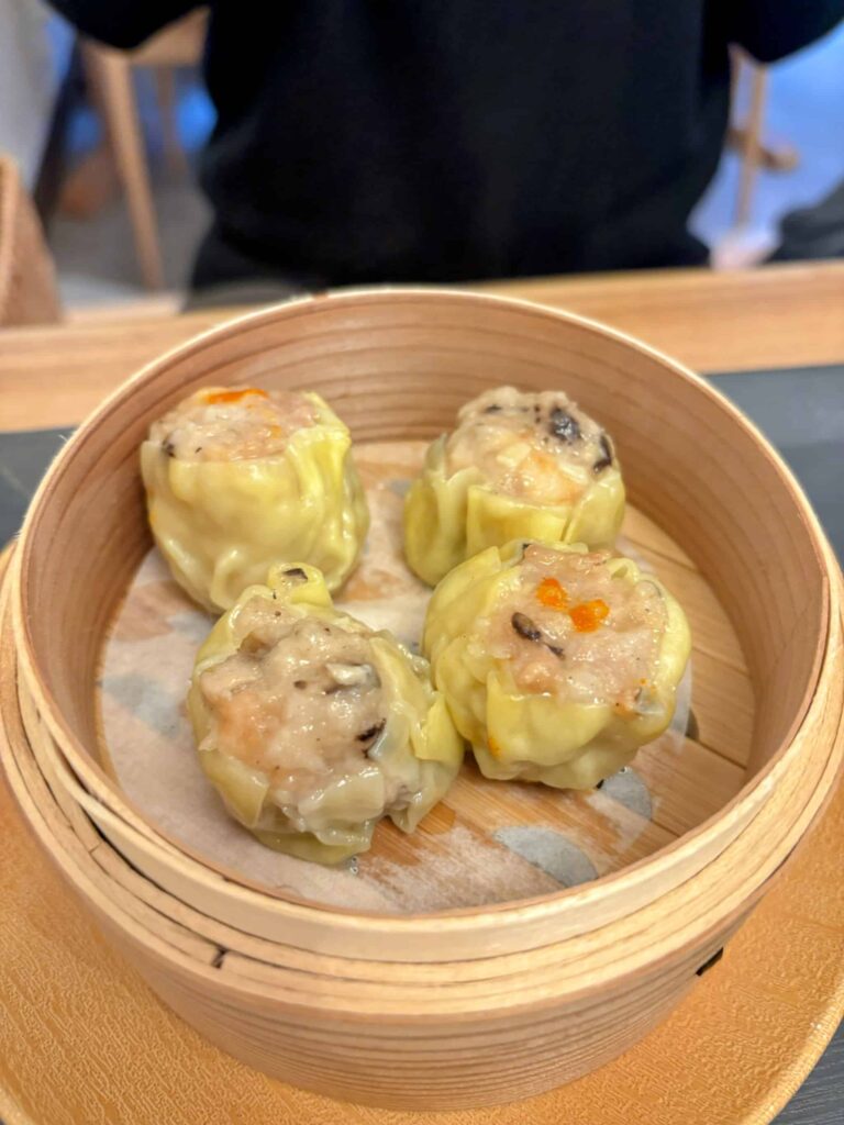 目白「一期一会」のシイタケ焼売とエビ焼売の写真。