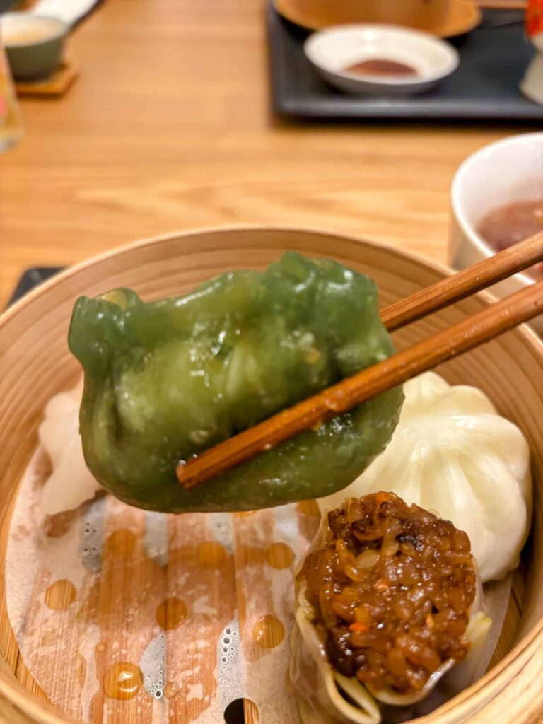 目白「一期一会」の野菜とカシューナッツの餃子の写真。