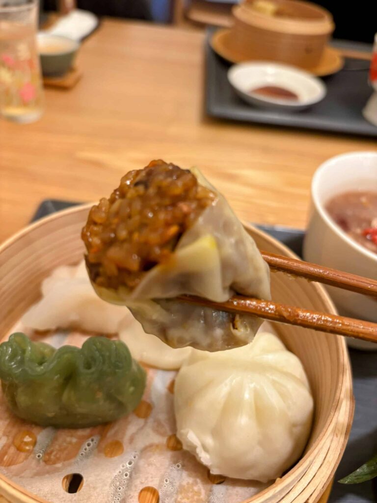 中国茶房【一期一会】のブランチセットのもち米シュウマイの写真。