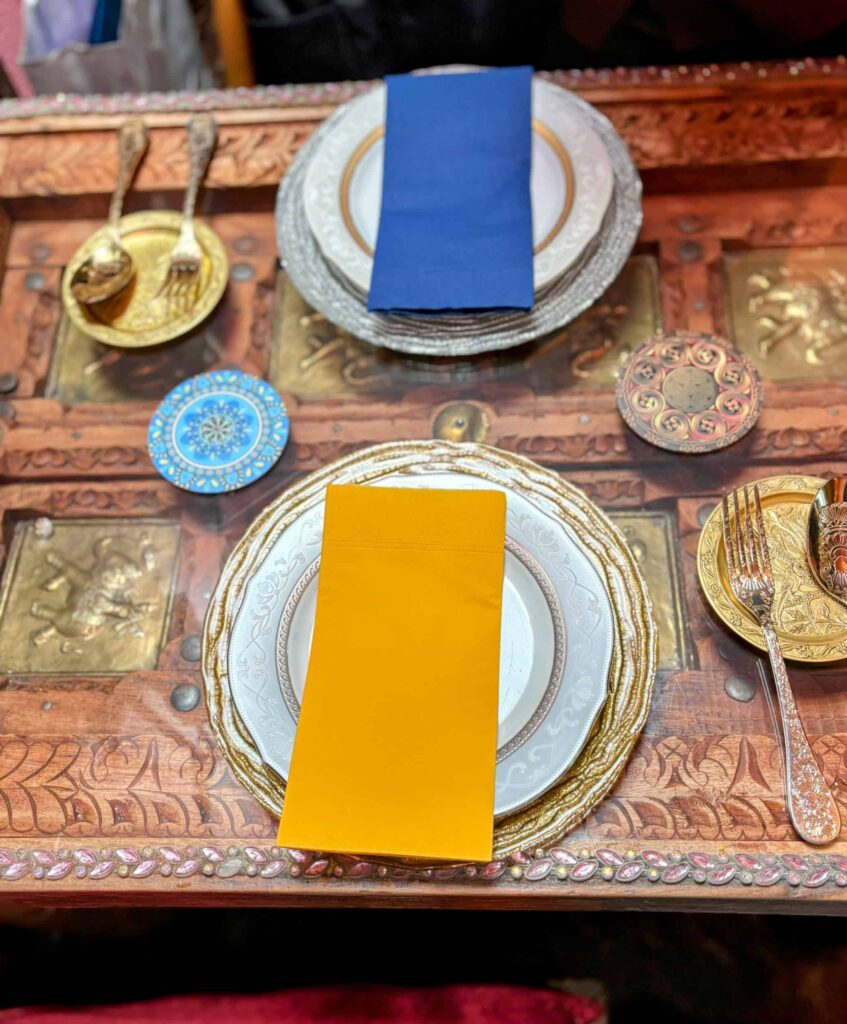 日暮里のダージリンの店内、テーブルのカトラリーと食器の写真。