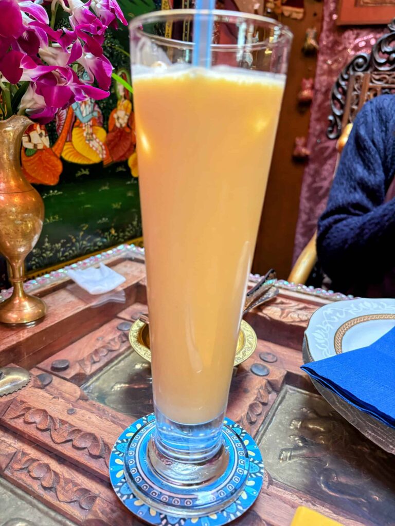 日暮里のダージリンのマンゴーラッシーの写真。