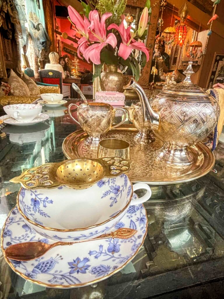 日暮里のダージリンの食後の紅茶の茶器セットの写真。