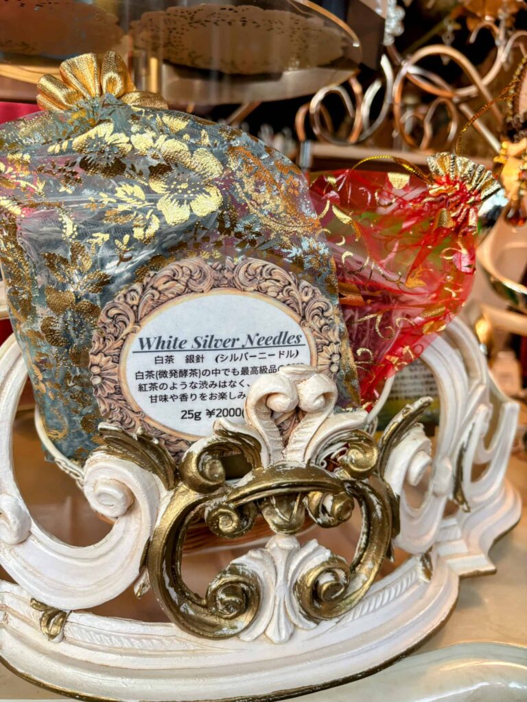 日暮里のダージリンにある高級なホワイトティーの写真。