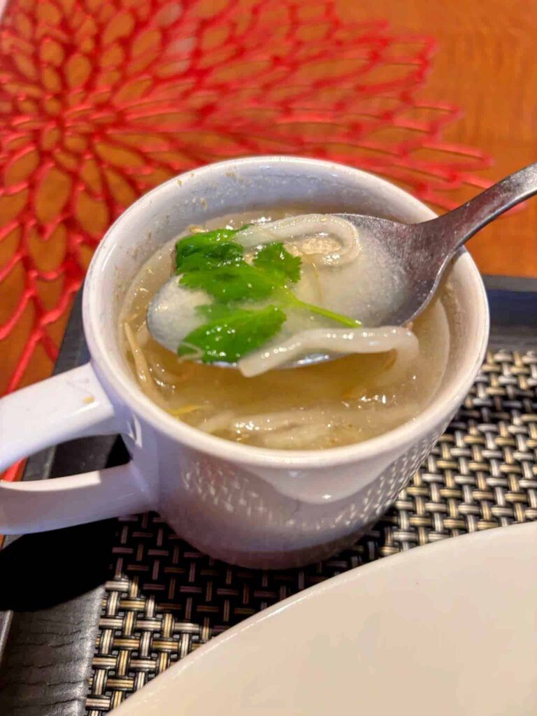 草加駅近く、エナルワンのチキンスープの写真。