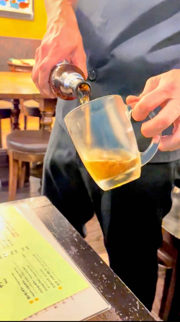 【御茶ノ水】南インド料理GONDビールを注いでもらっている写真。