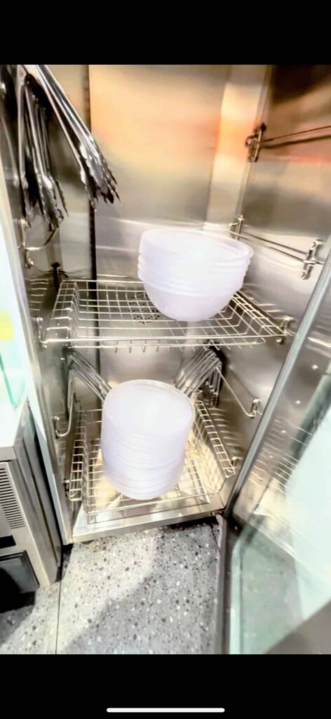 下北沢「楊國福」の麻辣湯(マーラ―タン)のボウルとトングの写真。