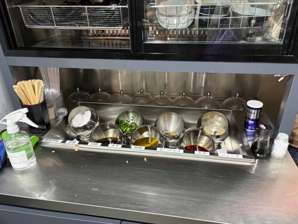 下北沢「楊國福」の麻辣湯(マーラ―タン)のタレを入れる場所の写真。