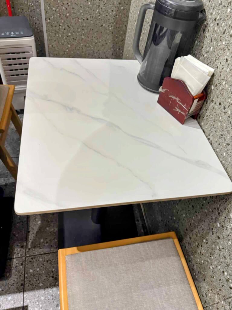 下北沢「楊國福」の麻辣湯(マーラ―タン)の席の写真。