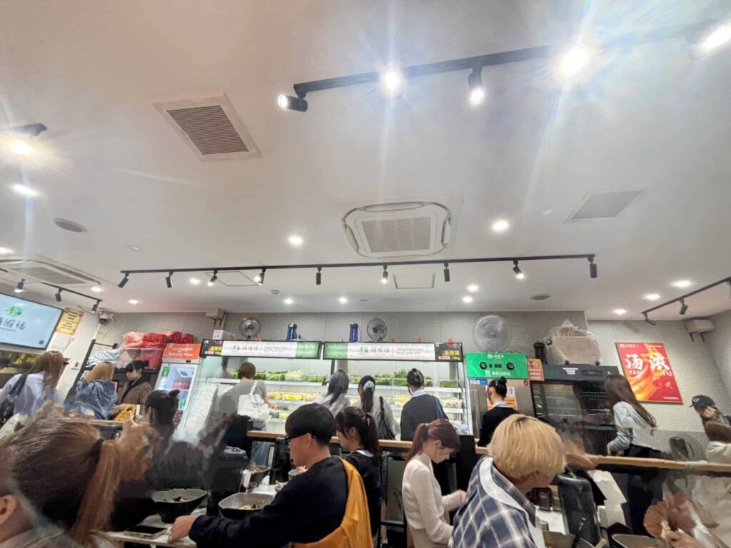 下北沢「楊國福」の麻辣湯(マーラ―タン)の店内の写真。