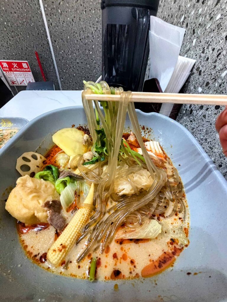 下北沢「楊國福」の麻辣湯(マーラ―タン)の麺の写真。