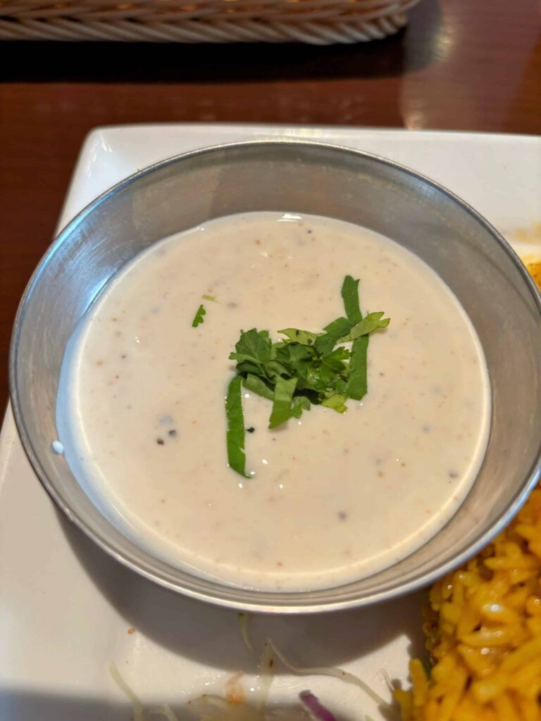 表参道GONGROOのビリヤニセットのライタの写真。