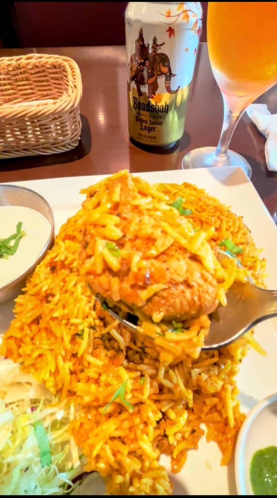 表参道GONGROOのビリヤニのチキンの写真。